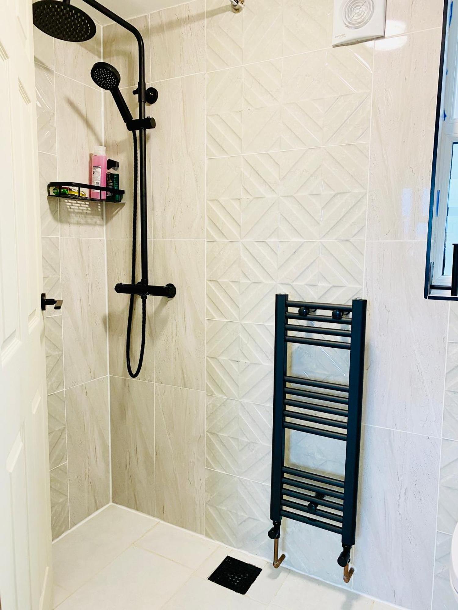 Homestay New-built En-suit With Large Tv Power Shower